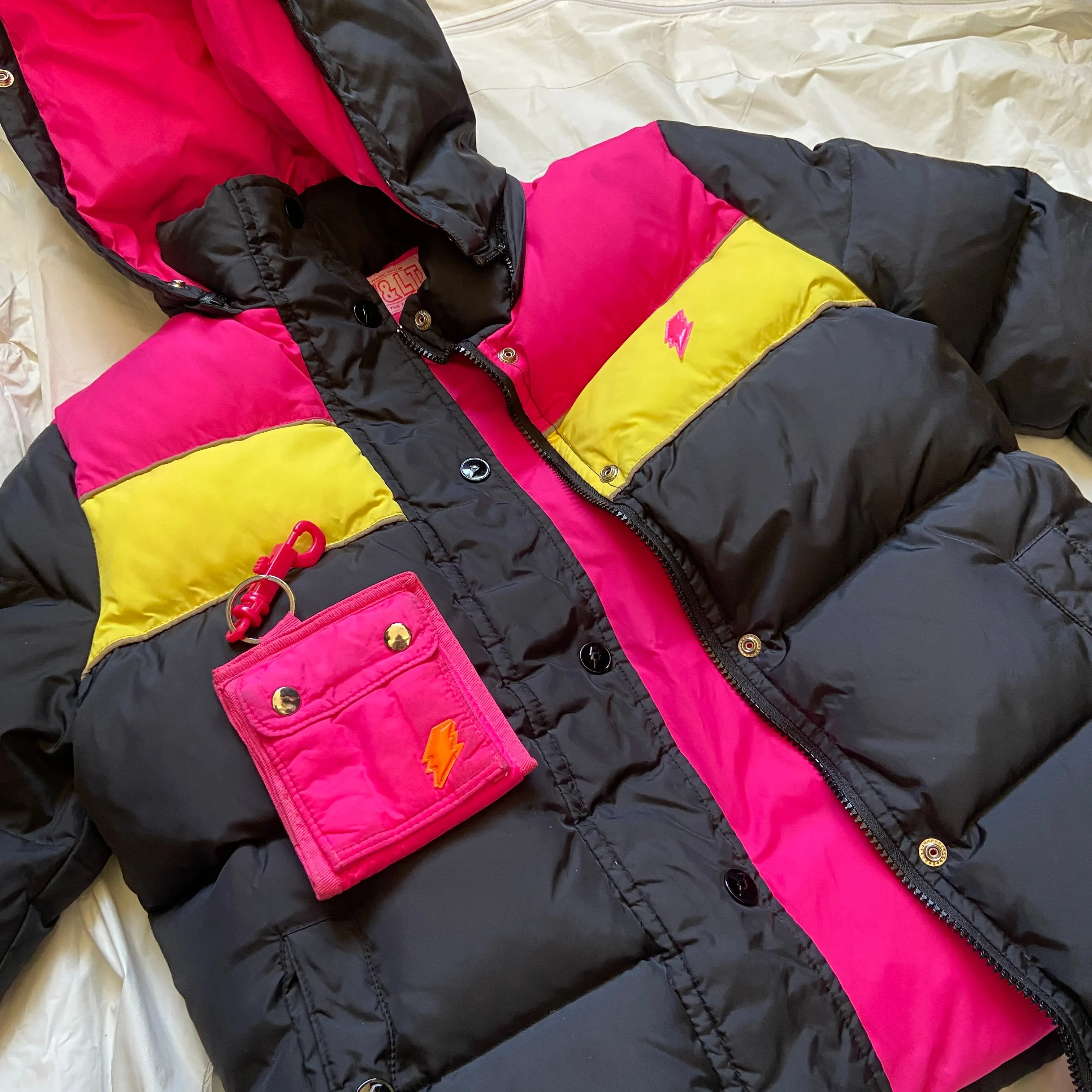 W&LT "KISS THE FUTURE" goose down puffer jacket with hood M